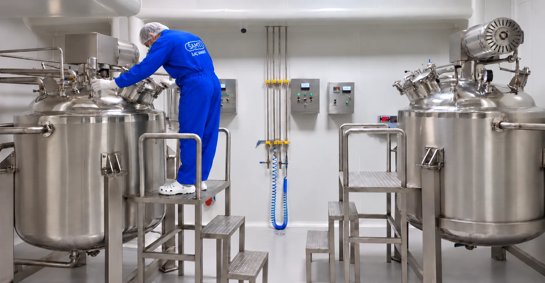 Softgel reaktörü başında çalışan operatör