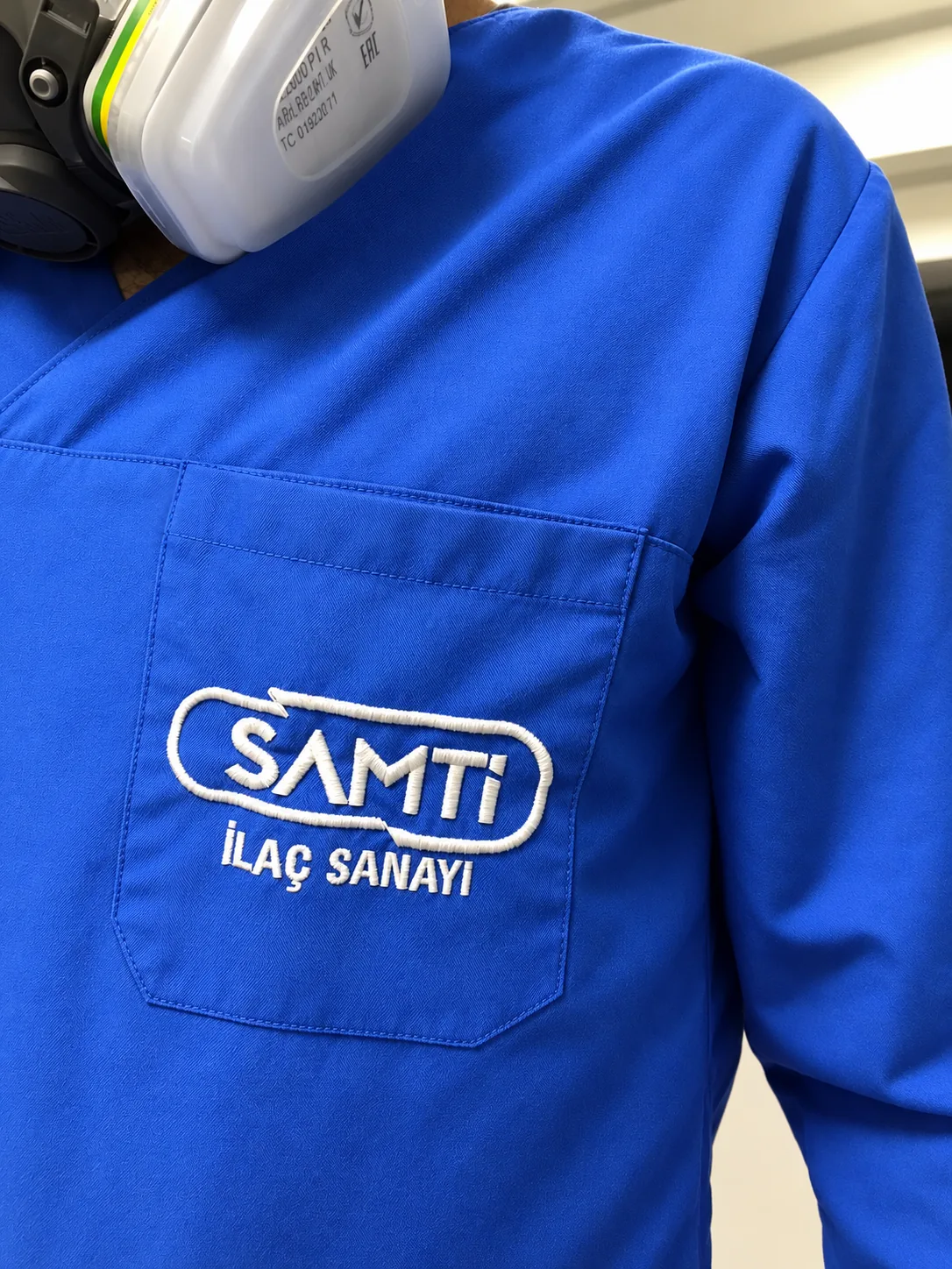 SAMTİ İlaç Sanayi logolu üretim iş kıyafeti